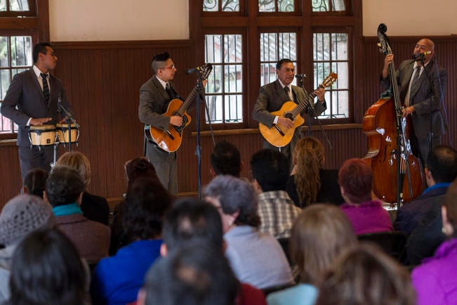 Celebran el Día de San Valentín con románticos boleros