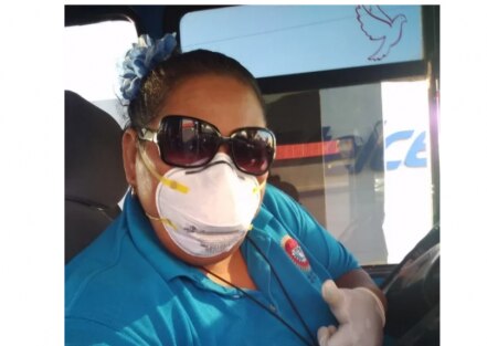 Conductora ofrece transporte gratuito al personal de salud, en Durango 