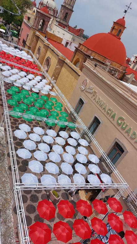 Con luces, guirnaldas y un túnel de sombrillas, así se pinta de los colores patrios la ciudad de Querétaro 