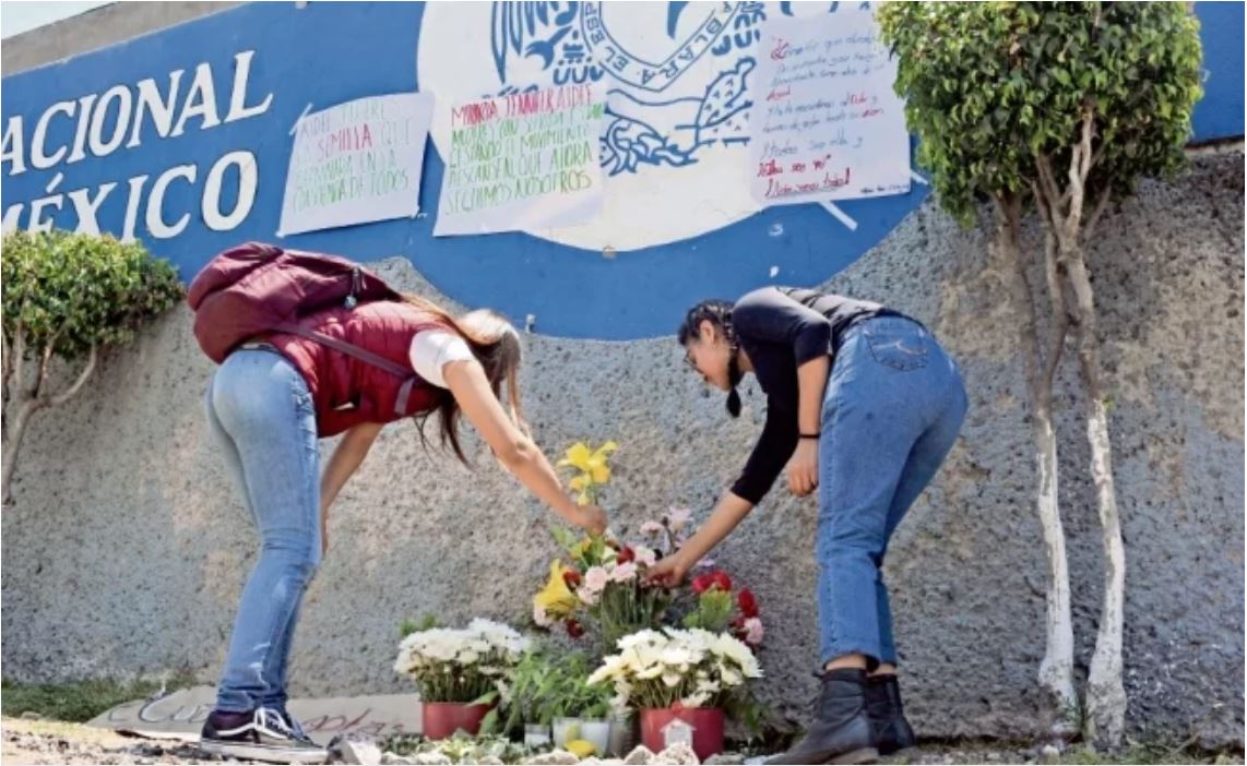 Compañeros de la estudiante improvisaron un altar en el frente de las instalaciones del CCH Oriente con flores y mensajes en contra de la violencia. Foto: ARMANDO MONROY. CUARTOSCURO