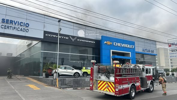 Altar de muertos provoca incendio en una agencia automotriz en Querétaro