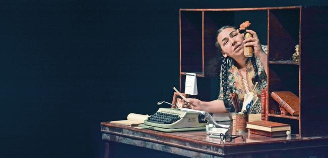 En el monólogo Flor evoca recuerdos de su infancia.