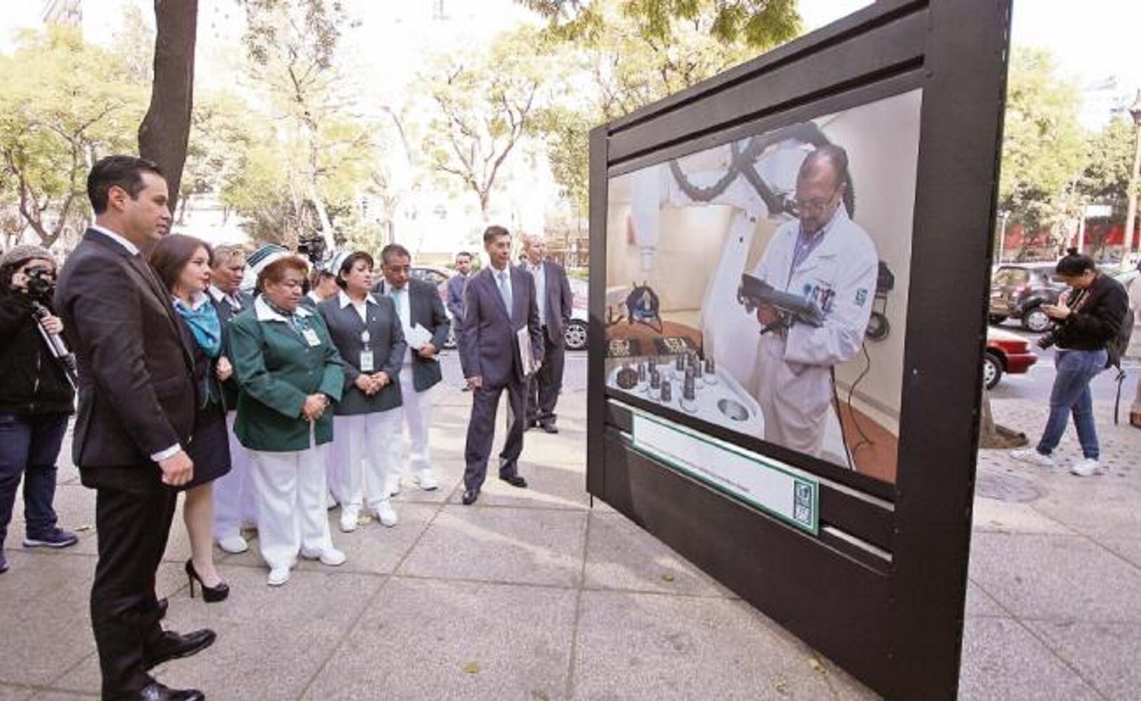 Tuffic Miguel Ortega, director general del IMSS, inauguró la exposición fotográfica conmemorativa por el 75 aniversario del instituto, que se presenta sobre Paseo de la Reforma, frente a las oficinas centrales del Seguro Social. (CAMILA MATA.EL UNIVERSAL)