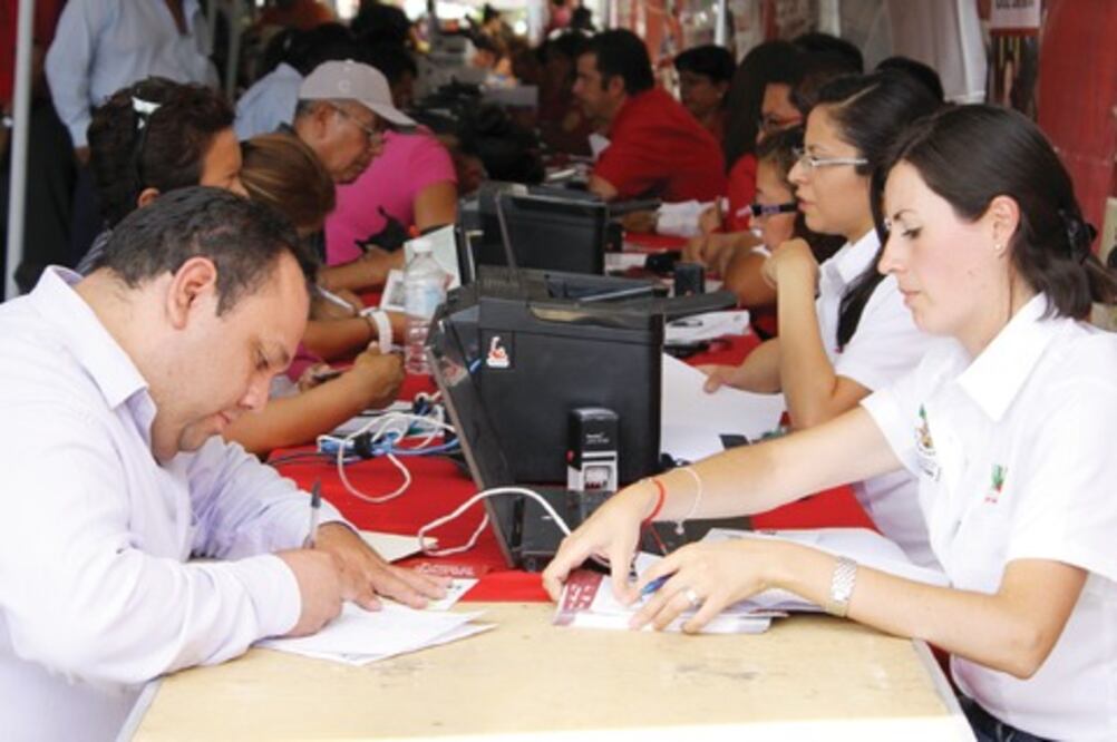 “Congela” gobierno 200 plazas laborales