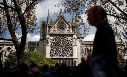 ¿Un extraño paseante en Notre Dame en pleno incendio?