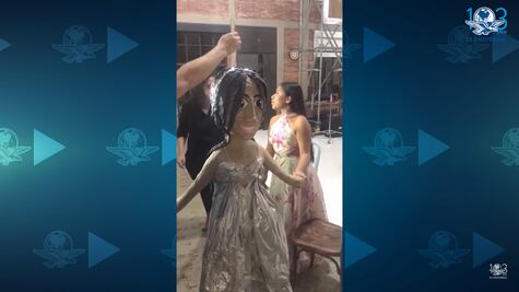 Yalitza sorprendida con una piñata inspirada en ella