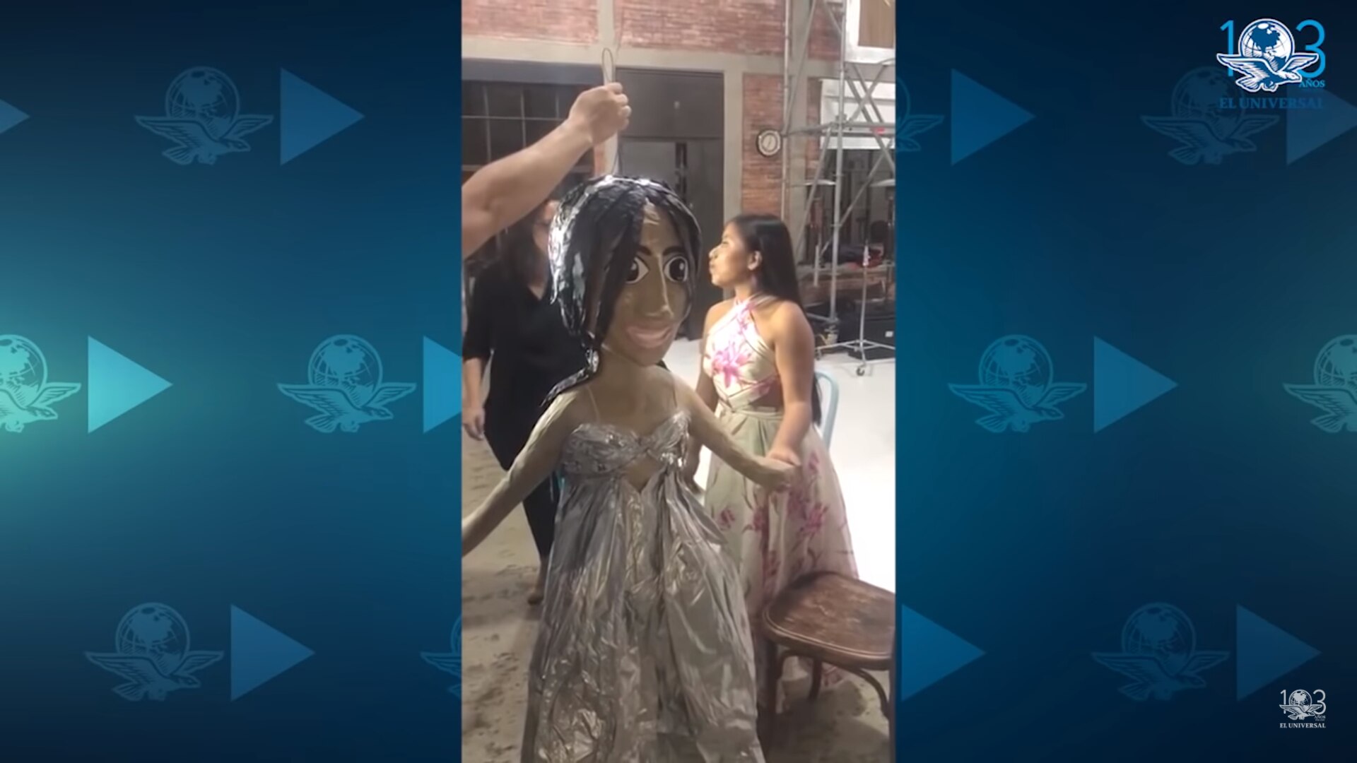 Yalitza sorprendida con una piñata inspirada en ella