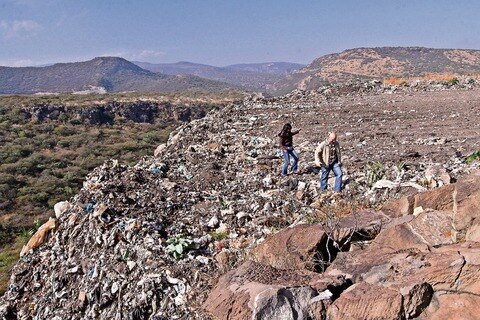 Investigan tiradero de basura clandestino