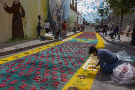 Así es el tapete de aserrín preparado para el paso de la Virgen de El Pueblito 
