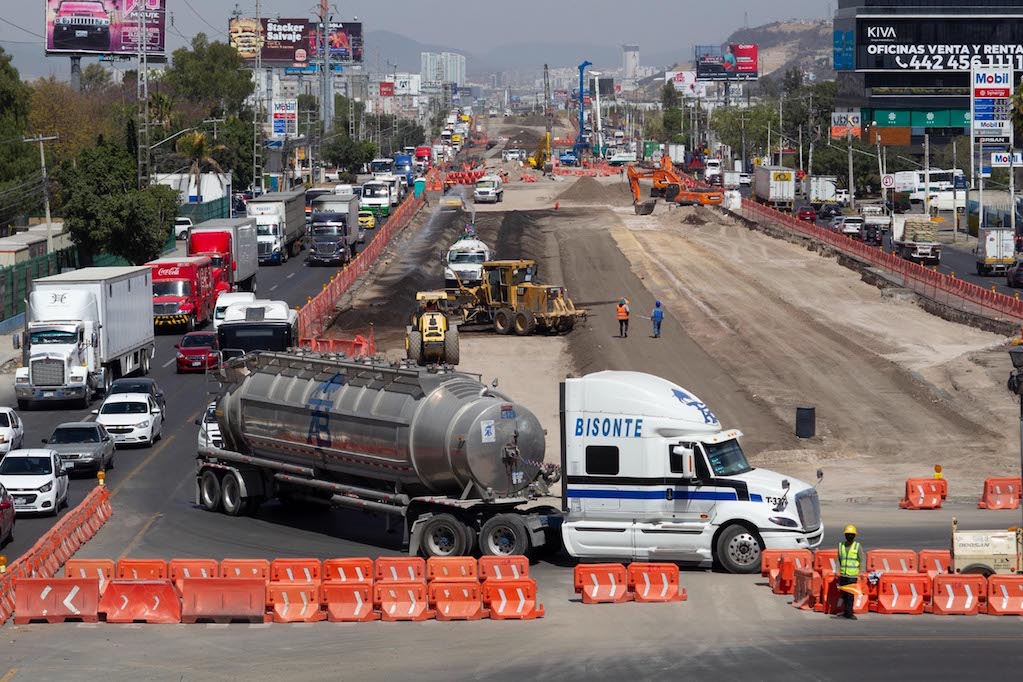 Piden a empresas de Querétaro evitar maniobras en horas pico