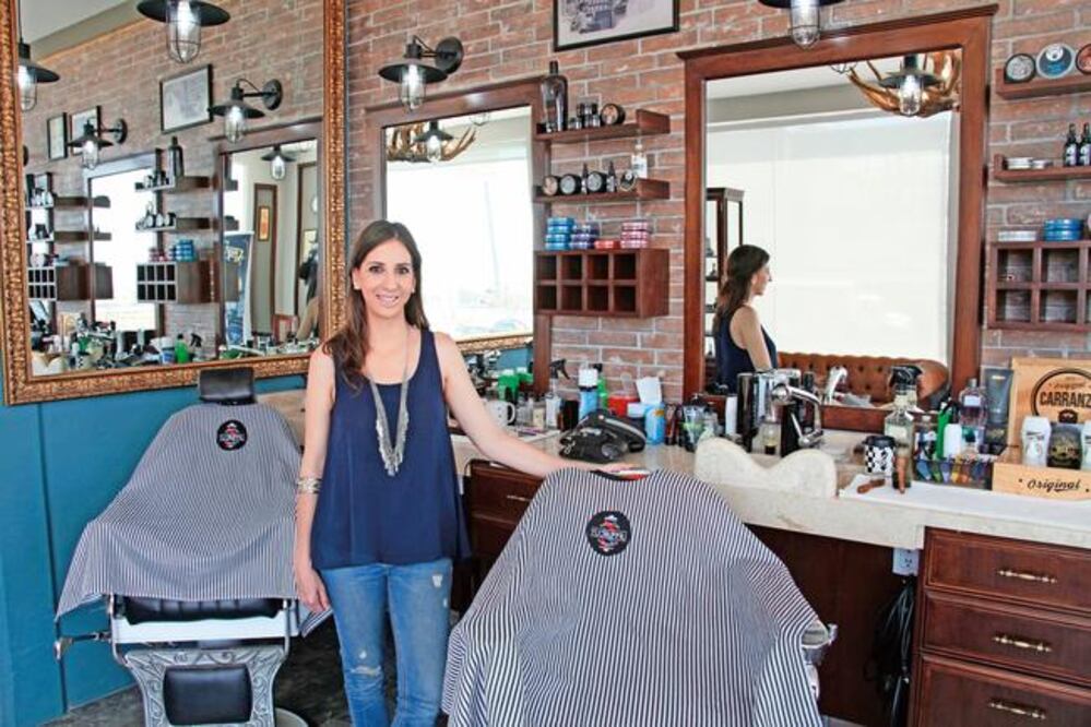 Ana María estudió Diseño Textil con especialidad en Diseño de Interiores, posteriormente, trabajó en una tienda de diseño, donde aprendió lo que hoy aplica en sus proyectos.