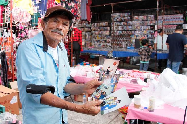 José Guadalupe presume las fotos de su hijo 'Arlequiín el payaso elegante', porque en él ve reflejado y cumplido su sueño de hacer reír a las personas. Foto: Guillermo González