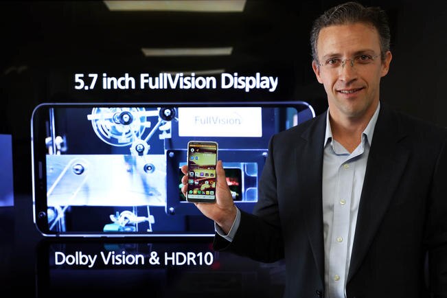 Ricardo Moreno, vicepresidente LG Mobile México, durante la presentación del G6, donde influencers de redes sociales probaron las características del dispositivo orientado al mercado premium (JUAN CARLOS REYES. EL UNIVERSAL)