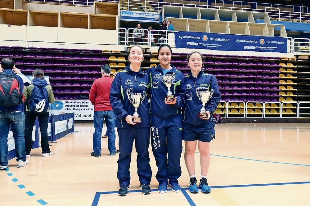 La queretana (centro) recientemente quedó en tercer lugar de un torneo nacional en España, al que asisten los mejores clubes de tenis de mesa