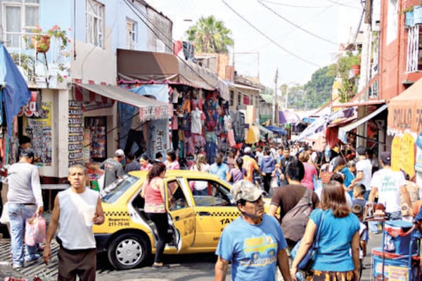 Aumenta flujo peatonal los jueves en Corregidora Norte por tianguis del Tepe
