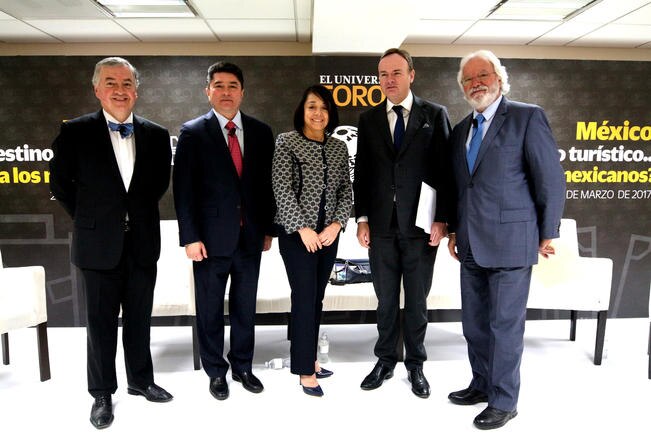 Al foro asistieron: Francisco Madrid, director de la Facultad de Turismo y Gastronomía en la Universidad Anáhuac; Félix González, ex gobernador de QRoo; María Teresa Solís