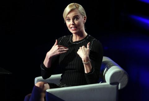 Theron y Blunt resaltan el poder femenino