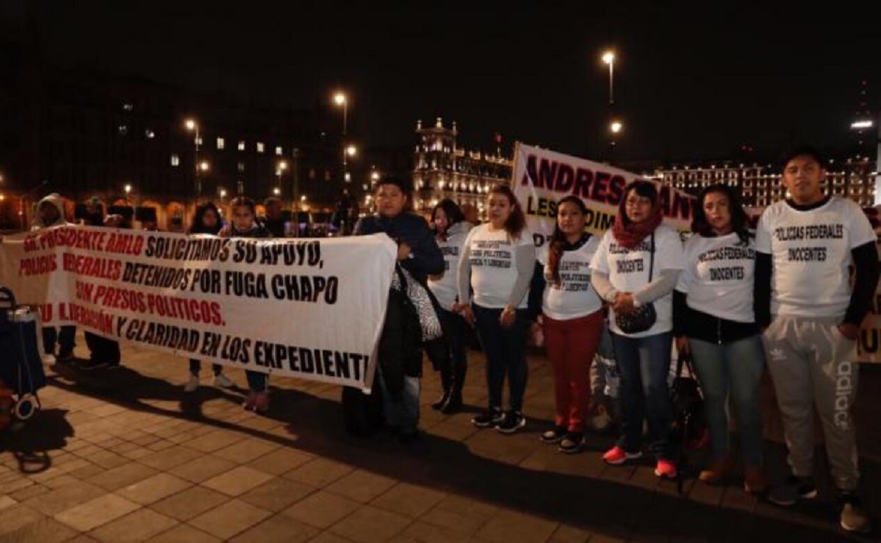 Esposas de federales ligados con fuga de “El Chapo” protestan en Palacio Nacional