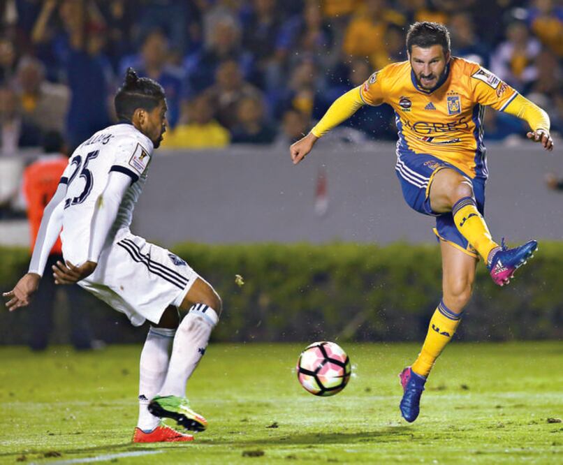 André-Pierre Gignac (derecha) recobró el gol y es el arma letal de Tigres. FOTO: JOSÉ LUIS MACÍAS. IMAGO7