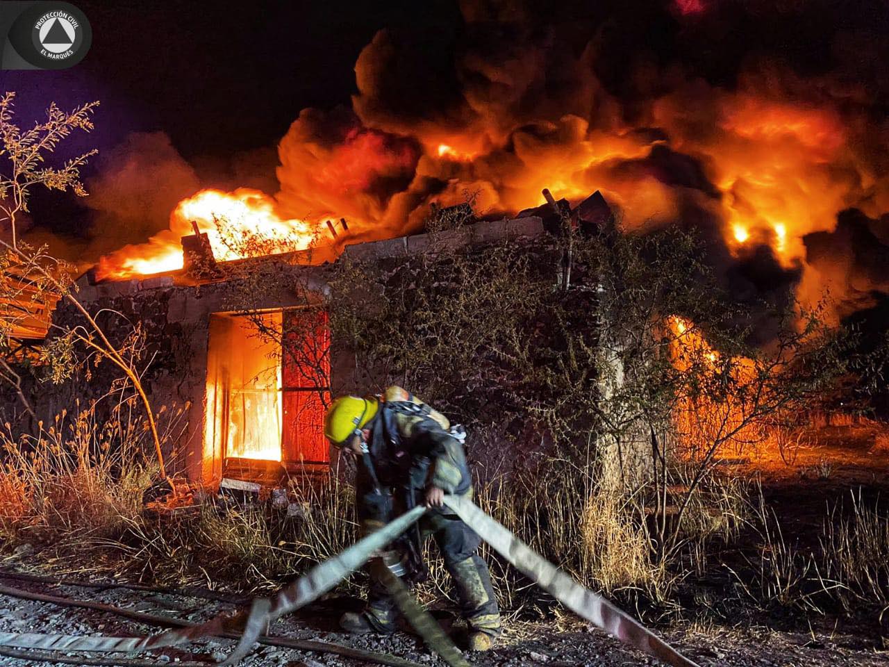 Se incendian bodegas de plástico en el rancho El H, Querétaro