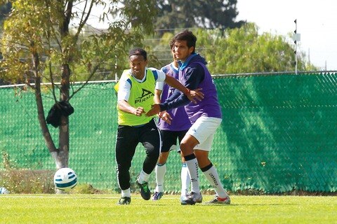 Ríos  niega posible salida de Ronaldinho de Gallos Blancos