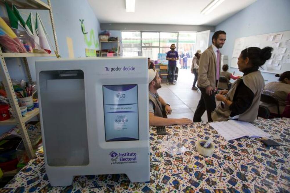 Para que emitieran su opinión las más de 92 mil personas inscritas en el listado nominal se instalaron más de 90 urnas. (DEMIAN CHÁVEZ. EL UNIVERSAL)