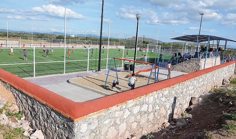 Inaugura edil de El Marqués cancha de fut en Agua Azul