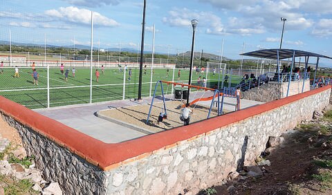 Inaugura edil de El Marqués cancha de fut en Agua Azul