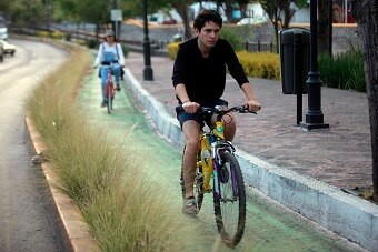Bicicleta, opción para dejar el auto estacionado en la cochera