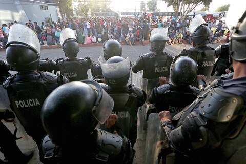 Consignan a 2 normalistas detenidos en Morelia