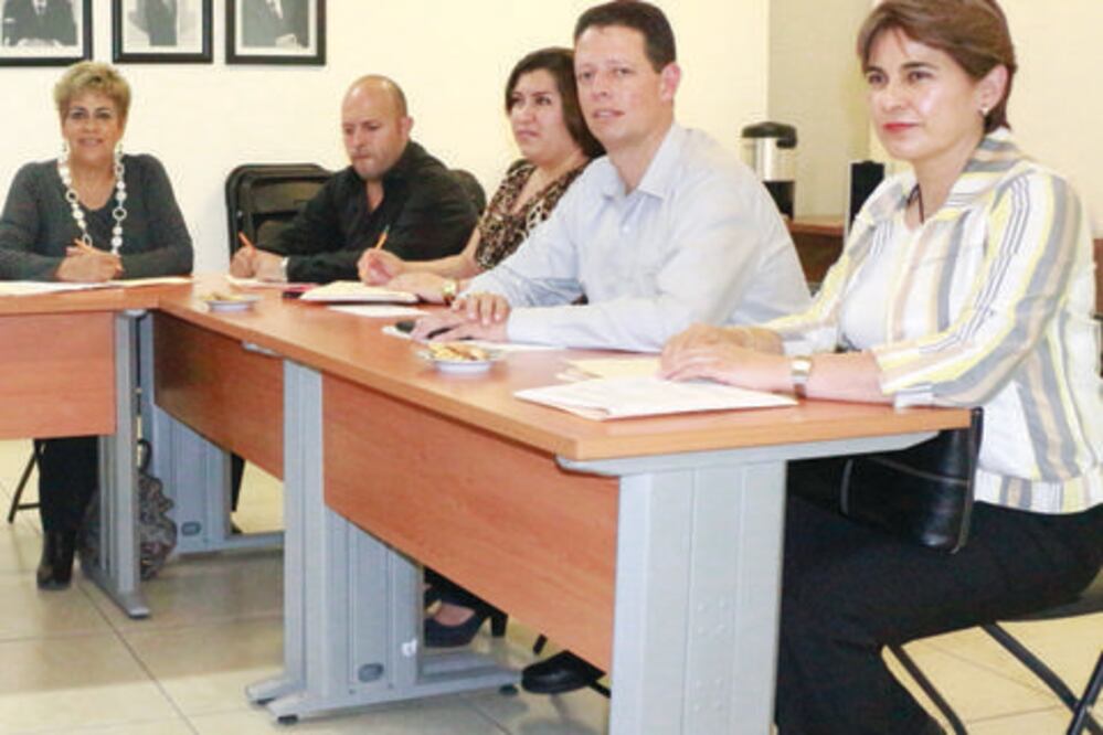 Directiva del PRI asiste a la “Cena a Ciegas”