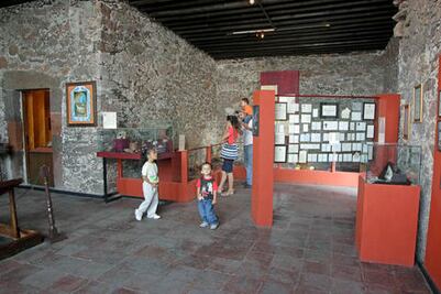 Destruye humedad murales del Museo de la Muerte