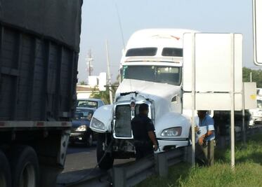 Chocan trailers en la curva maldita