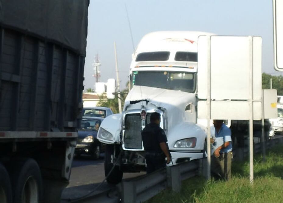 Chocan trailers en la curva maldita