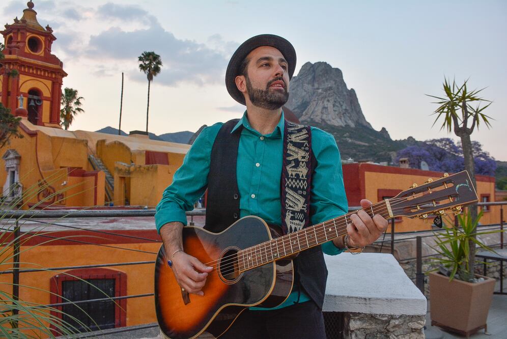 Se celebró un íntimo concierto con el cantante gallego Vizcaíno