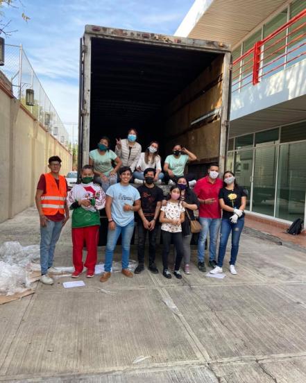 Empresa papelera dona material para continuar clases en los semáforos de Querétaro