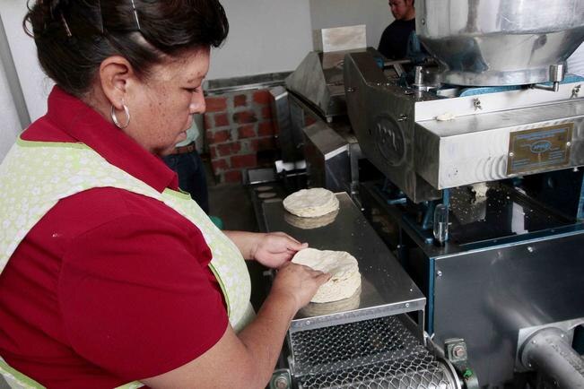 El gobernador exhortó a un monitoreo “ag resivo” a tortillerías, panaderías, centros comerciales y mercados para evitar abusos en el precio.