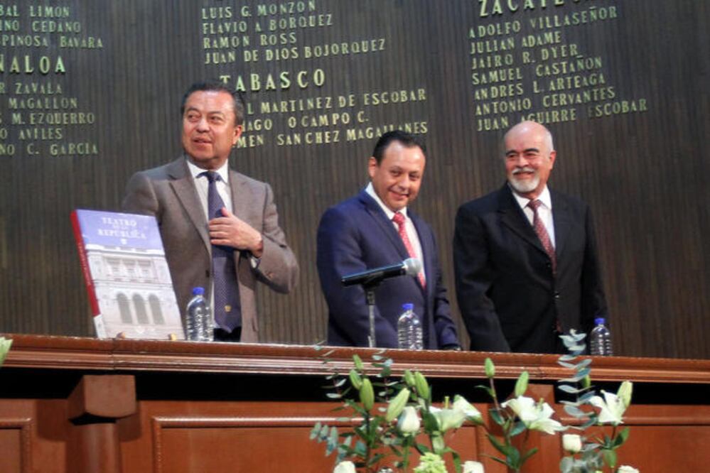 El diputado federal por Querétaro, Braulio Guerra Urbiola, colaboró en la ob ra literaria presentada por César Camacho Quiroz (LUIS SÁNCHEZ. EL UNIVERSAL)