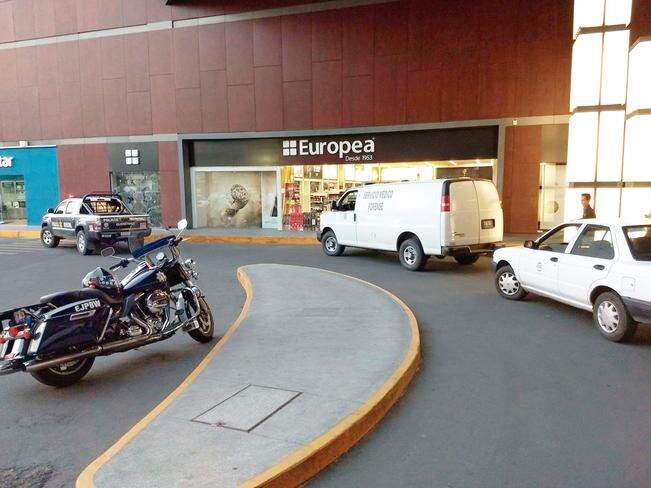 Balacera en Plaza Antea deja tres muertos y  un herido