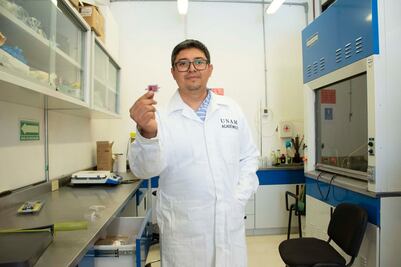 Con sobres de catsup, investigador de la UNAM Juriquilla diseña las baterias del futuro