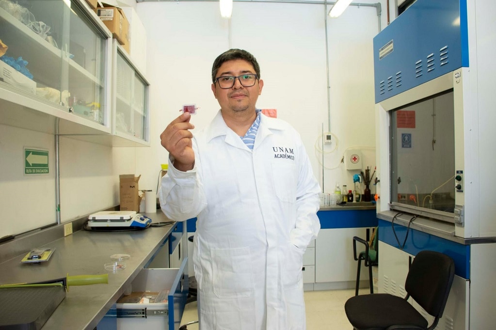 Con sobres de catsup, investigador de la UNAM Juriquilla diseña las baterias del futuro