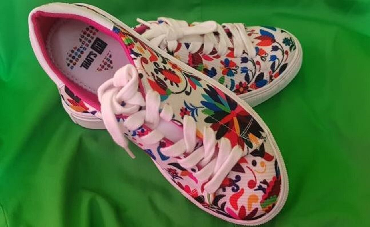 Tenis que tiene como estampado una serie de tenangos. Foto: Especial