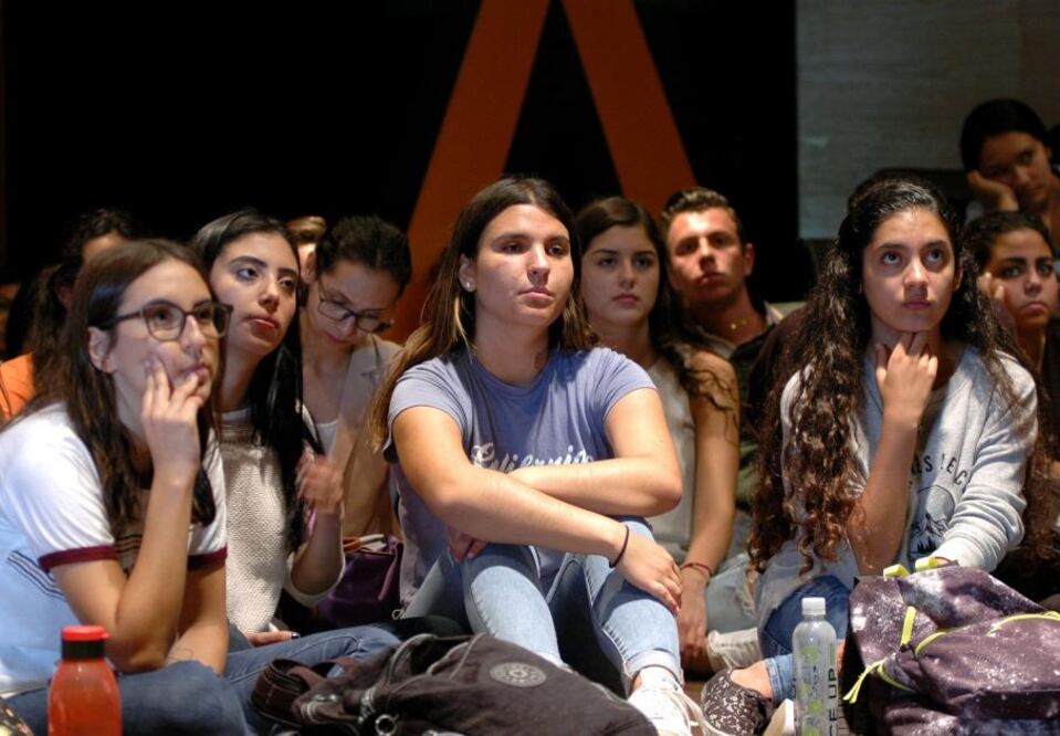 Cientos de estudiantes de la Universidad Anáhuac se dieron cita en el auditorio para escuchar atentos las conferencias del periodista Pedro Ferriz de Con y del director general de Educación Superior Universitaria  Salvador Malo Álvarez.