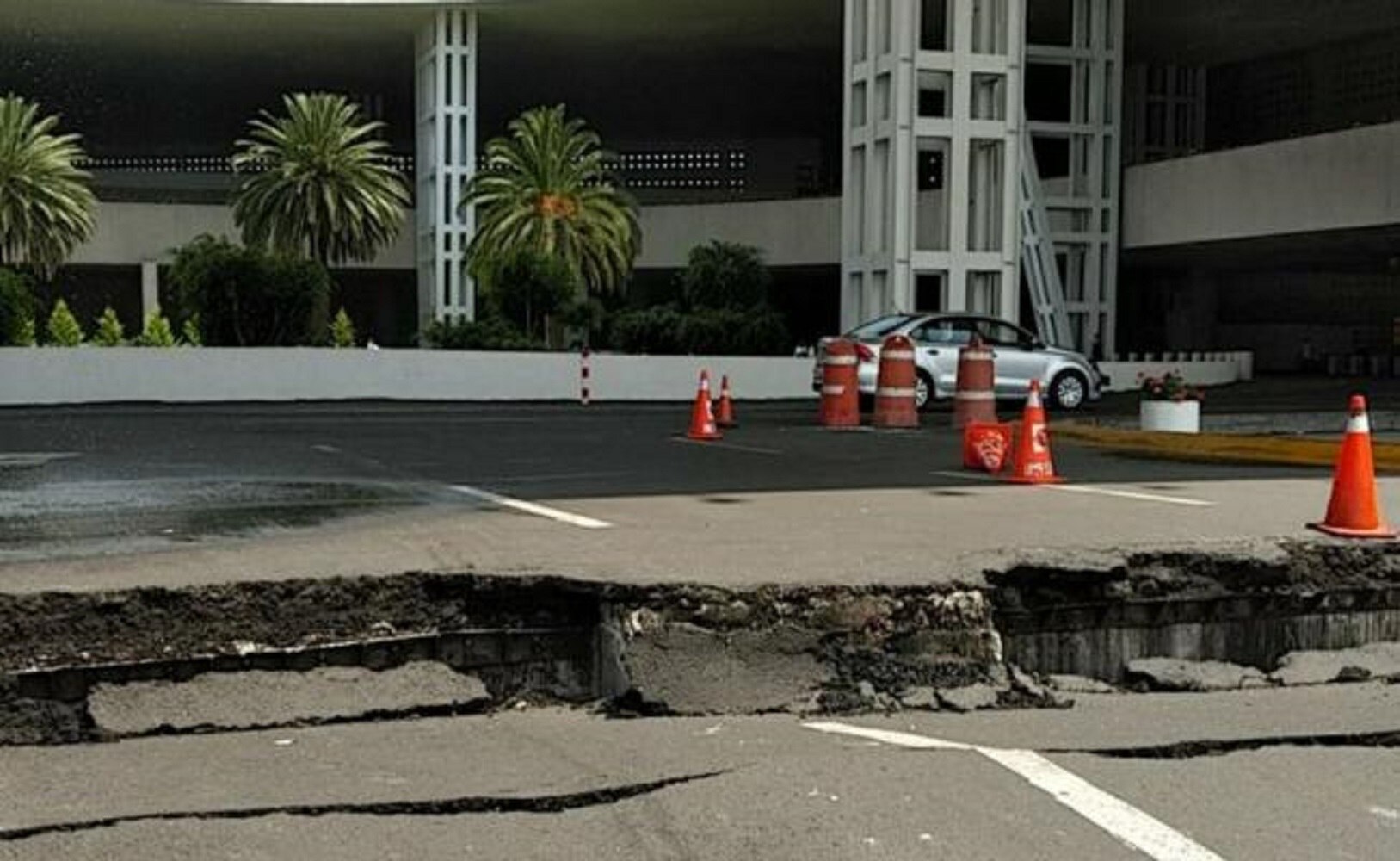AICM suspende servicio tras sismo; reportan socavón