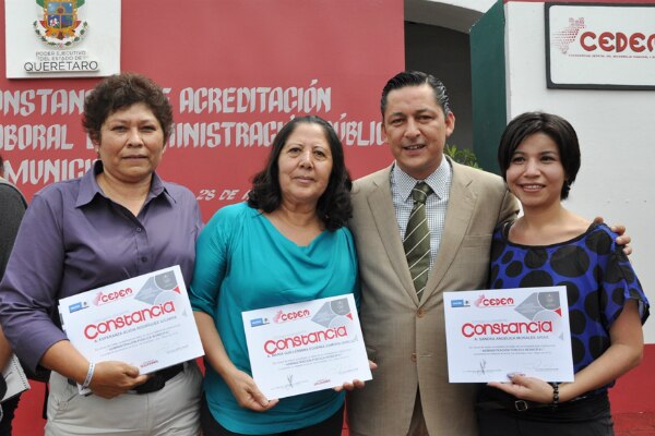 Entregan en SJR constancias de capacitación