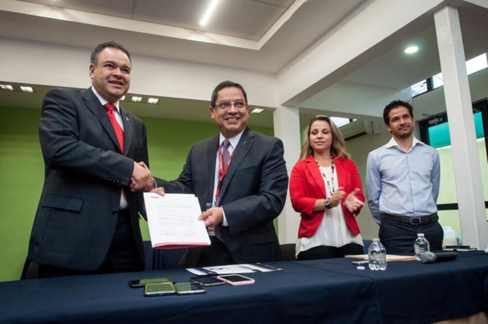 Rodrigo Vázquez -al centro- informó que hace tres meses recibieron los permisos correspondientes para la nueva ruta Querétaro-San Antonio (RICARDO LUGO. EL UNIVERSAL)