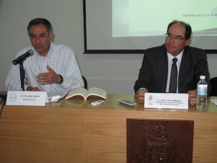 Presenta Uribe Concha ponencia ante notarios