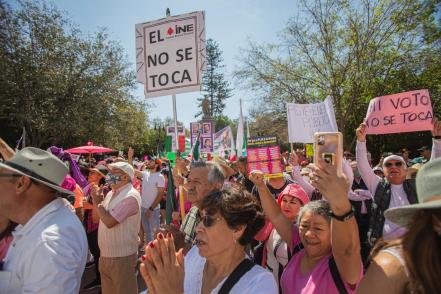 Más de 12 mil personas se manifiestan en Querétaro