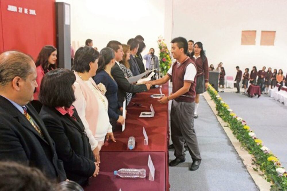 Piden a jóvenes seguir estudios