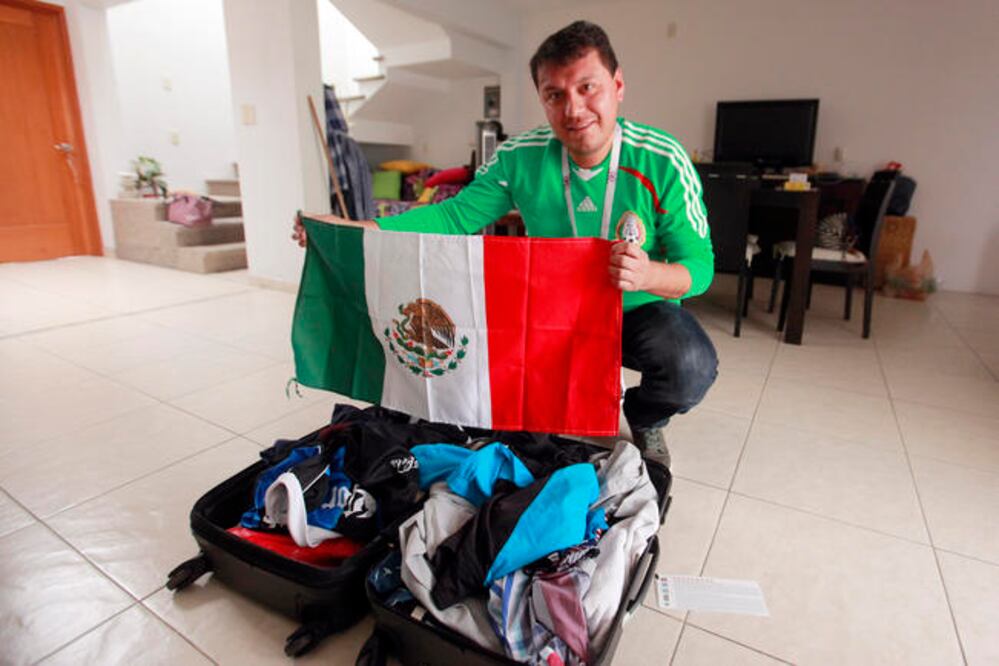 En su equipaje lleva una bandera nacional, tres playeras de la selección, artesanías, y dos playeras de Gallos Blancos. / Foto:César Gómez